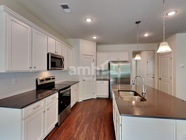 Building Photo - 215 Pecan Dr
