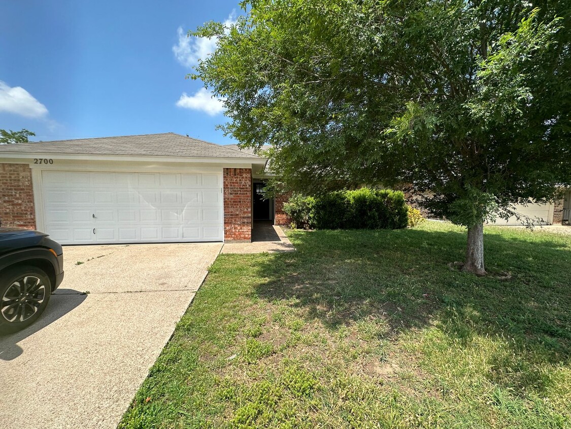 Primary Photo - Full Brick Single home with fireplace and ...