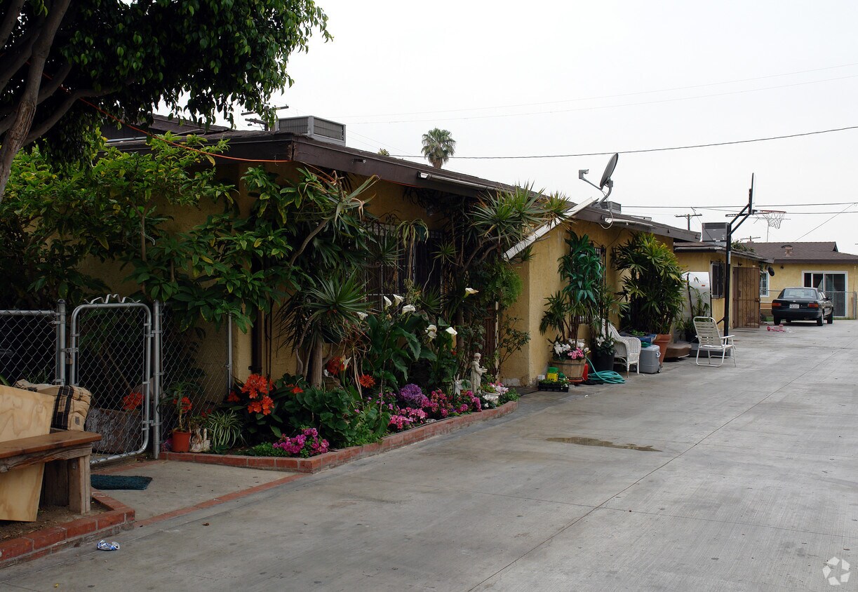 Foto del edificio - 10421 S Freeman Ave