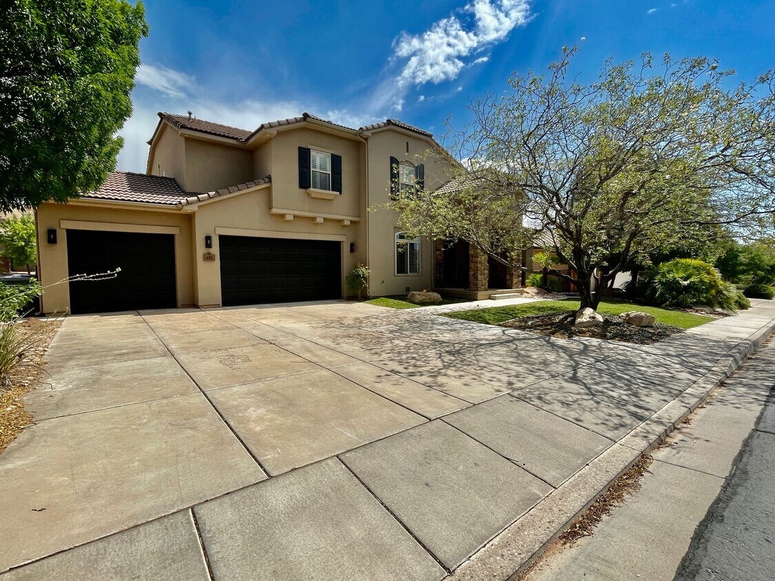 Primary Photo - Beautiful Five Bedroom with Office in Dese...