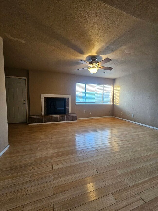 Foto del edificio - (2) Bed/(2.5) Bath Townhome Avail Now! Pool Access!