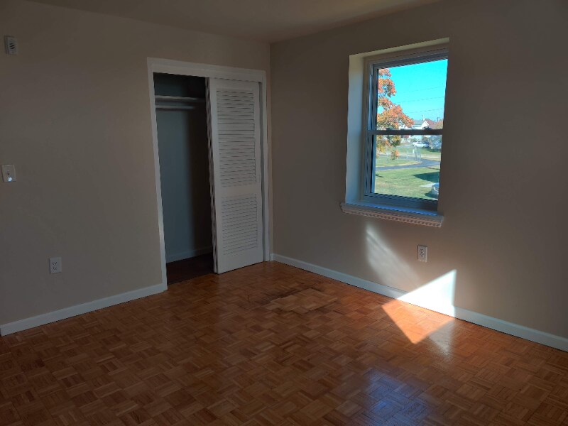 Building Photo - 122 E Ridge Rd