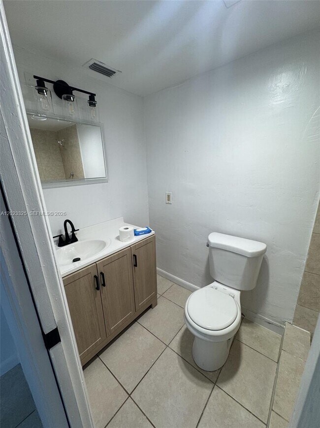 Building Photo - 1643 NE Miami Gardens Dr