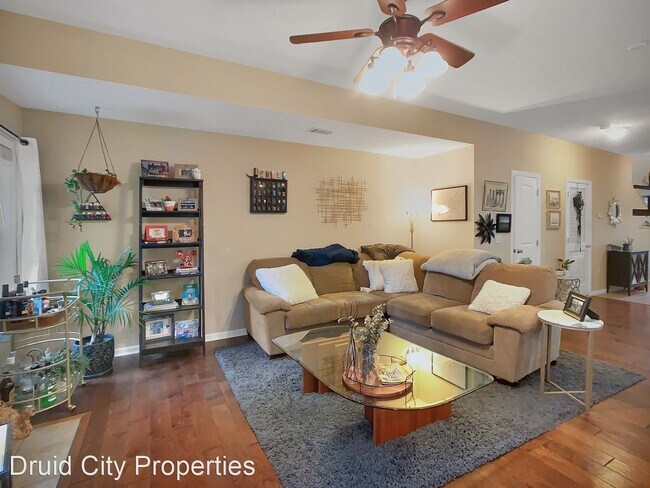 Building Photo - 3 br, 2.5 bath House - 1806 Saint Charles Way