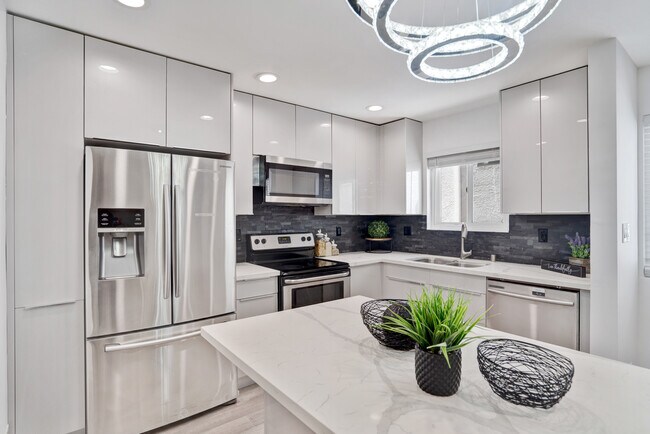 Foto del edificio - 10614 Eastborne Ave