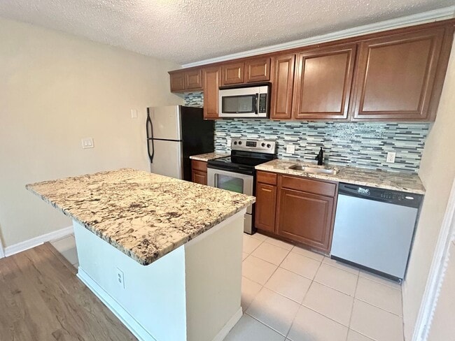 Building Photo - 1 Bed/1 Bath Apartment in Community with G...