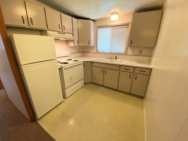 Building Photo - 805 N &#39;C&#39; St. #6-7