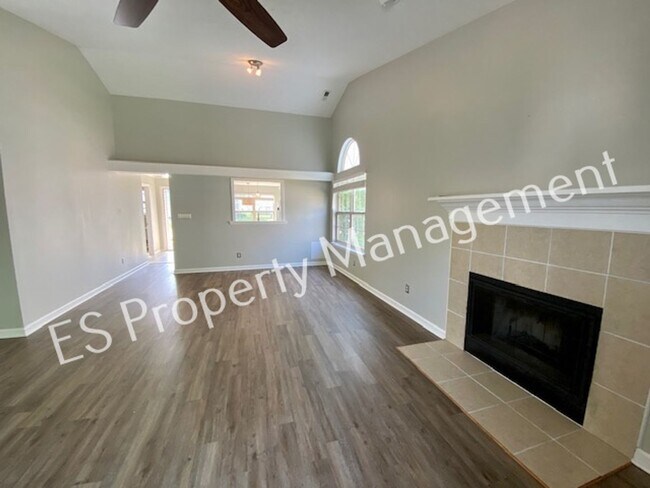 Building Photo - Stunning 3 bed 2 Bath Home in Parc Estates!