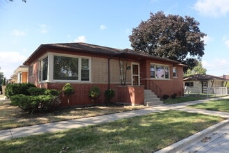 Building Photo - 2900 W 101st Pl