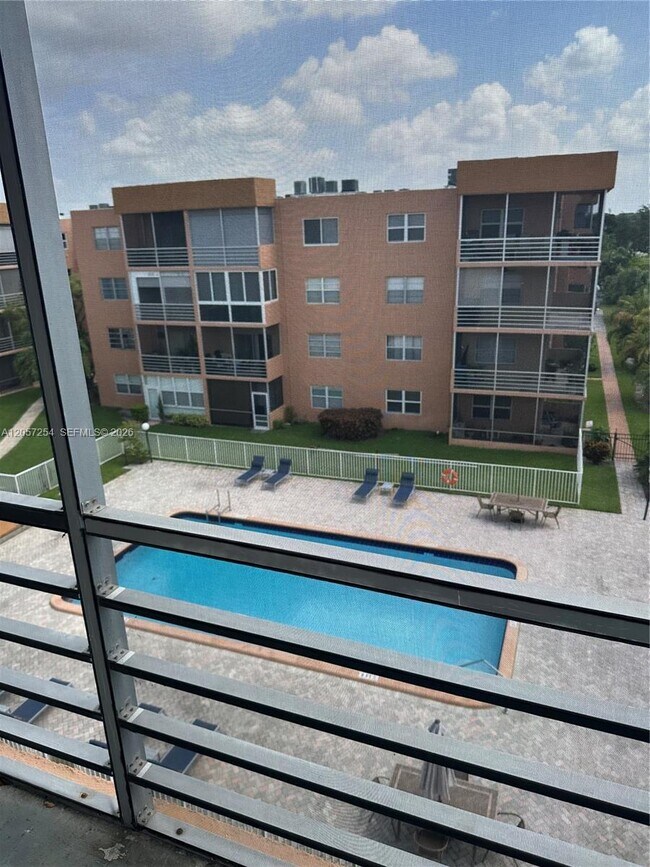 Building Photo - 3048 Sunrise Lakes Dr E