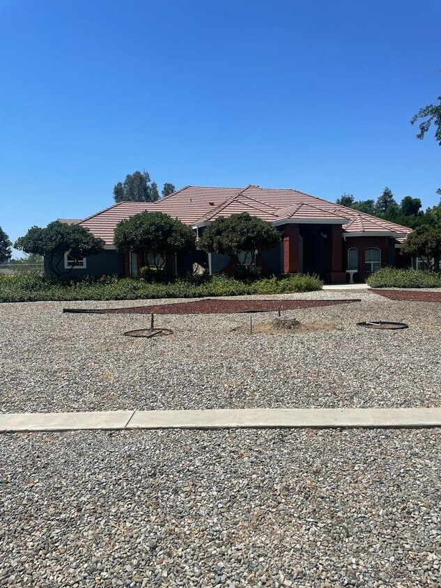 Primary Photo - Stunning 4Bed, 3.5 Bath Home in Clovis wit...