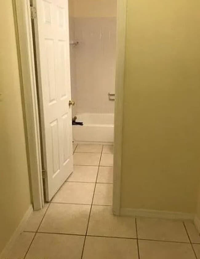 Building Photo - 2 bed 1 bath with 855 sf. Great location b...