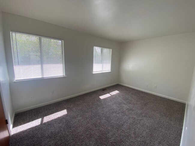 Foto del edificio - REDUCED!!!! 2 bedroom, 1.5 bath end unit Townhouse near Forest Hills Shopping Center and Downtown...