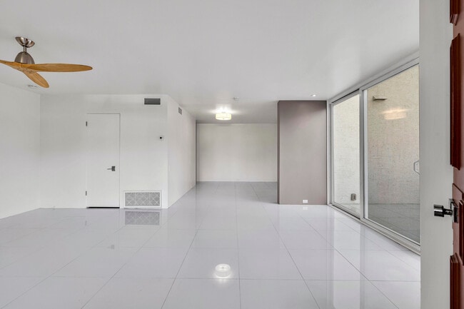 Building Photo - 2521 N Whitewater Club Dr