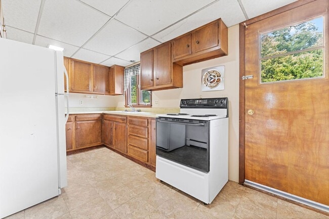 Building Photo - VIDEOTOUR: Charming upstairs apartment. PETS WELCOME