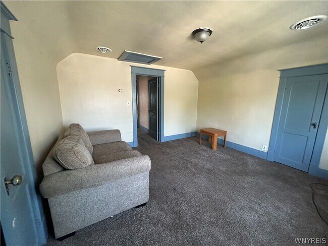 Building Photo - 142 Roesch Ave