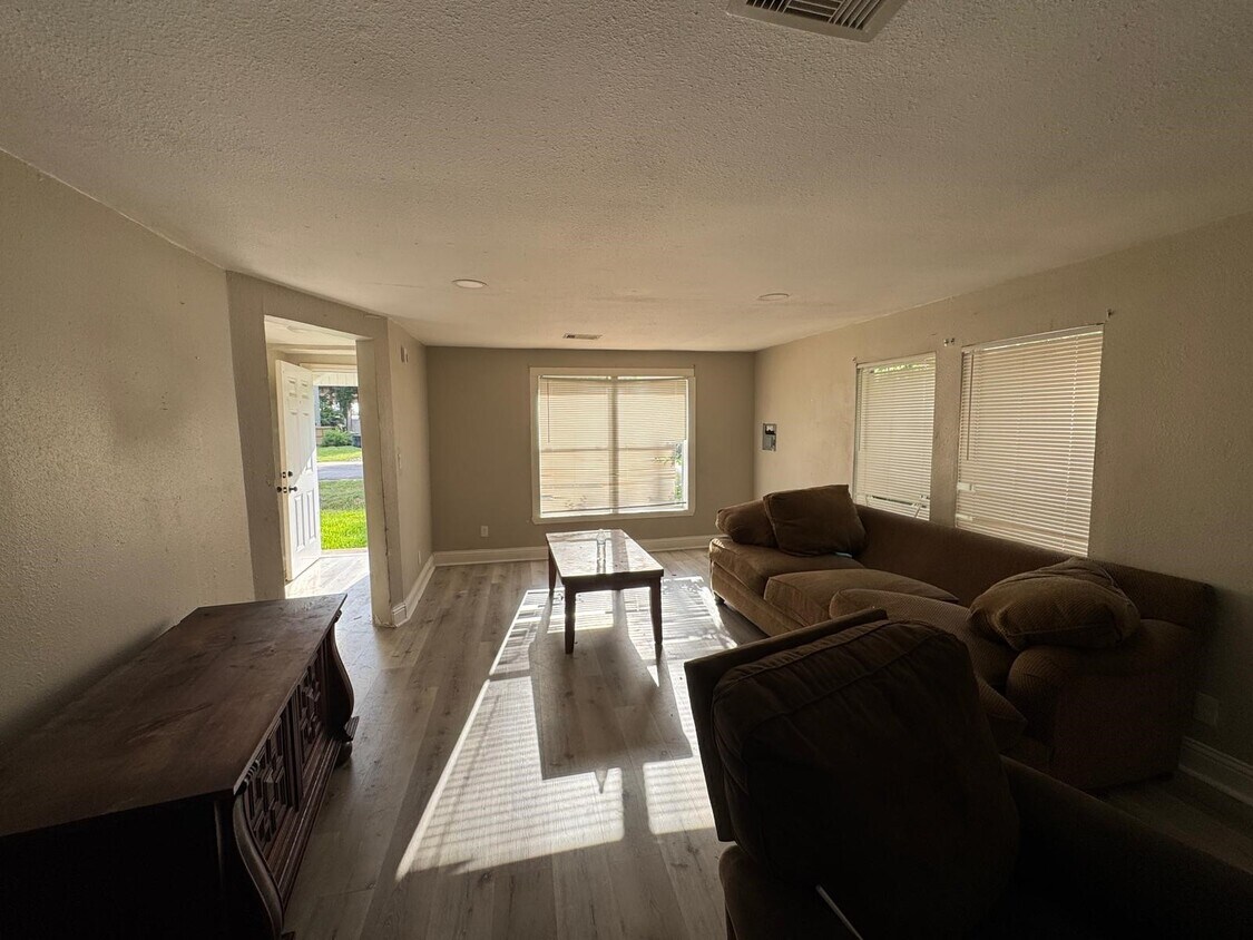 Foto principal - 6810 Bleker St