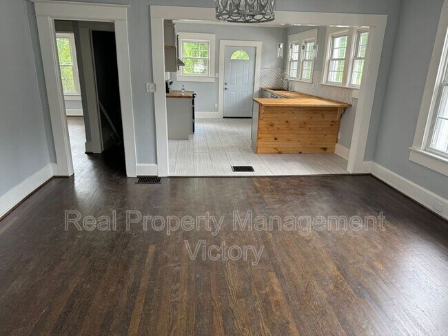 Building Photo - 910 7th St. W