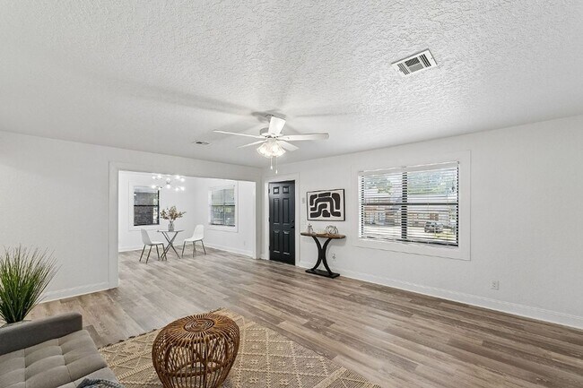 Building Photo - 422 N Chartrand Ave