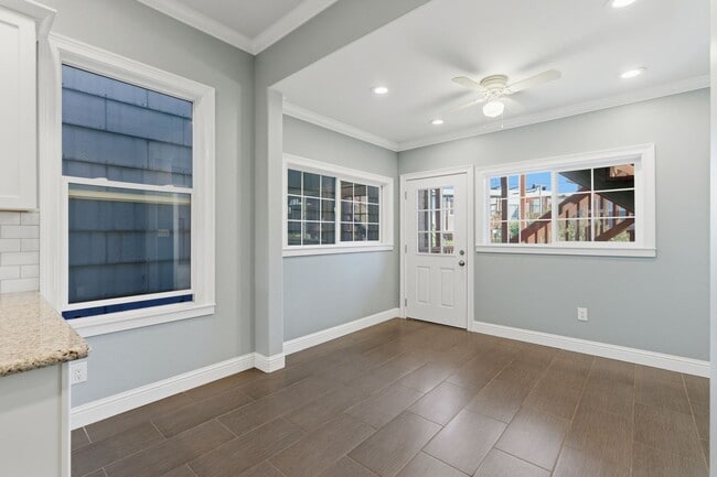 Foto del edificio - Bright & Modern 2BR Flat with Driveway Parking — Newly Renovated in Silver Terrace