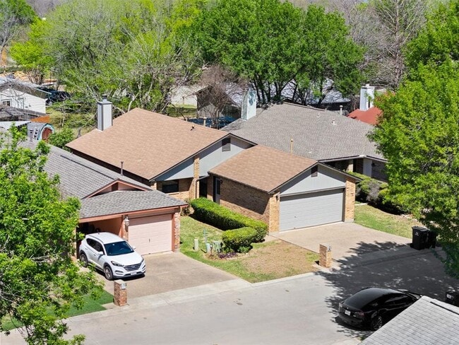 Building Photo - 410 Village Ln
