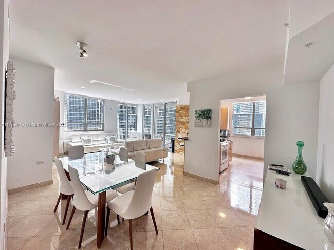 Building Photo - 801 Brickell Key Blvd