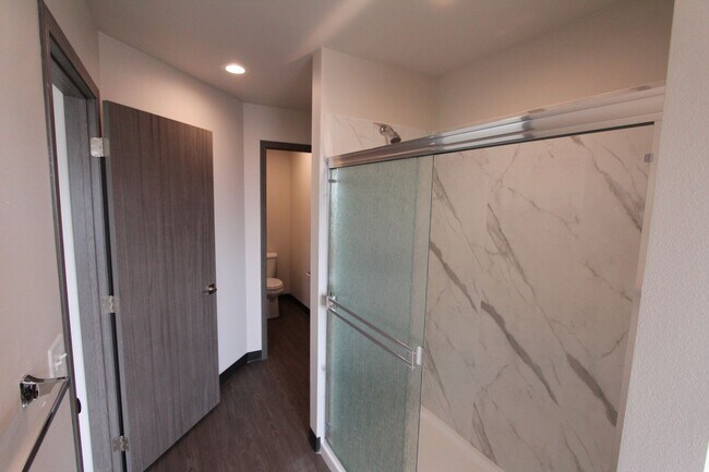 Foto del edificio - Modern design 3-bed, 2.5 bath duplex available.