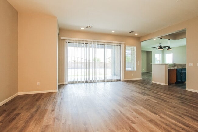 Foto del edificio - 5113 N 194th Dr