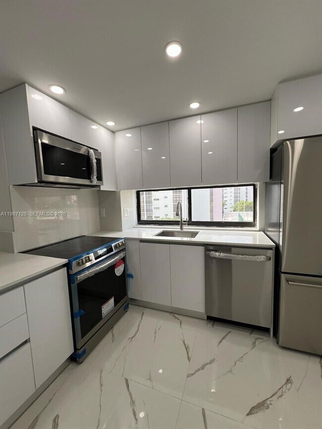 Foto del edificio - 16909 N Bay Rd