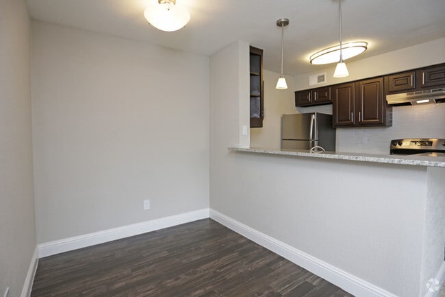 1BR,1BA - 575SF - DINING AREA - The Grove North Dallas