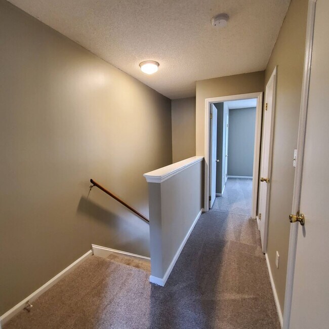 Building Photo - CUTE 2 bedroom, 2½ bath town house close t...