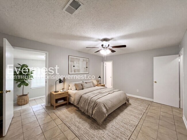 Foto del edificio - 3 Bed, 2 Bath Home with Fenced Yard / Pet-Friendly / Coming Soon!