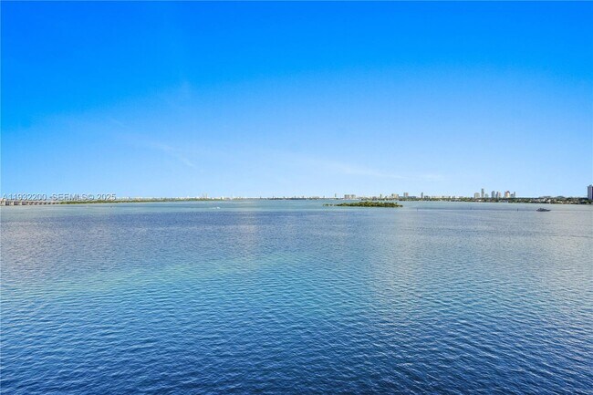 Foto del edificio - 700 NE 24th St