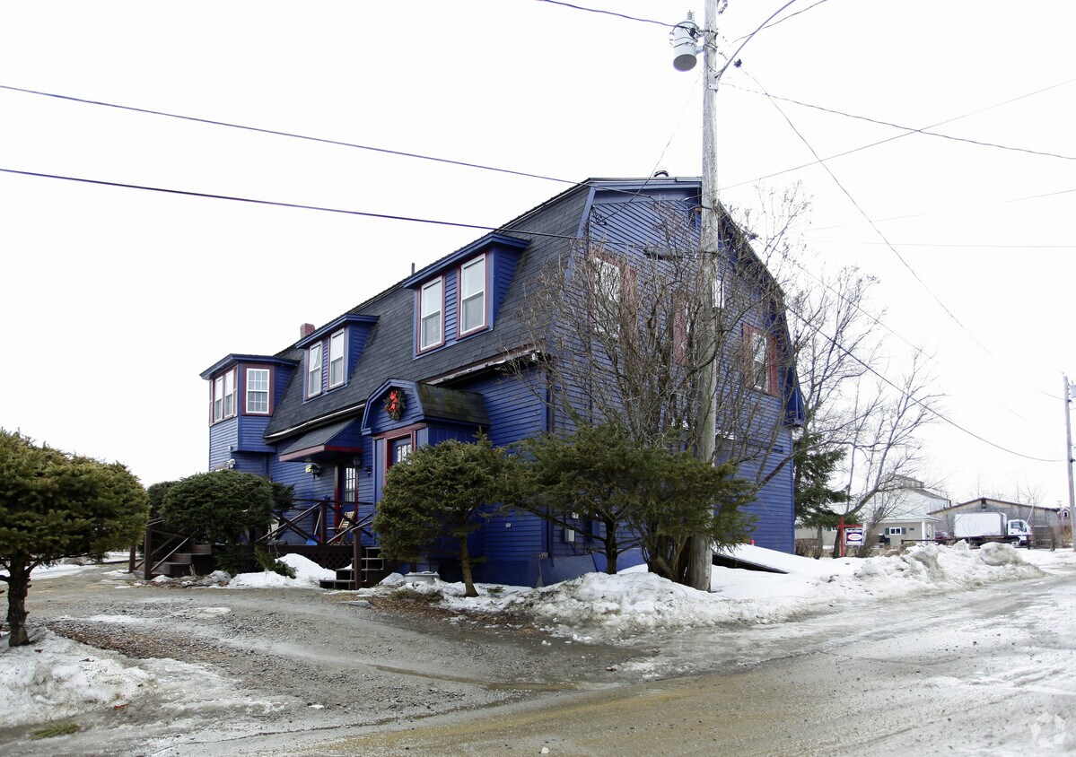 Building Photo - 37 Railroad St