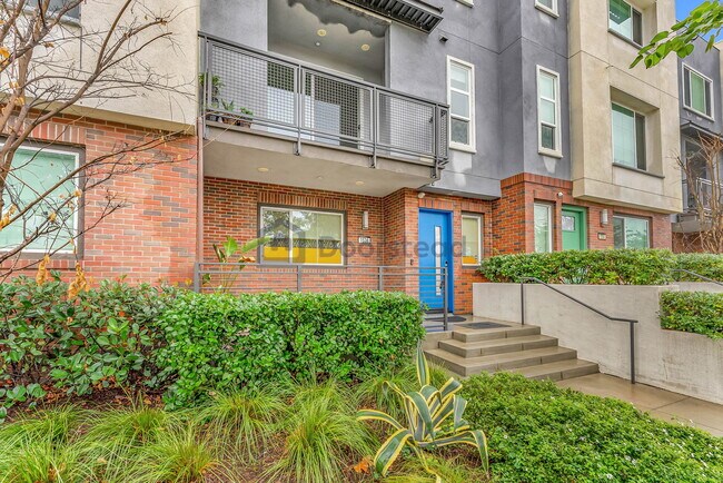 Foto del edificio - 1536 W Cameron Ave