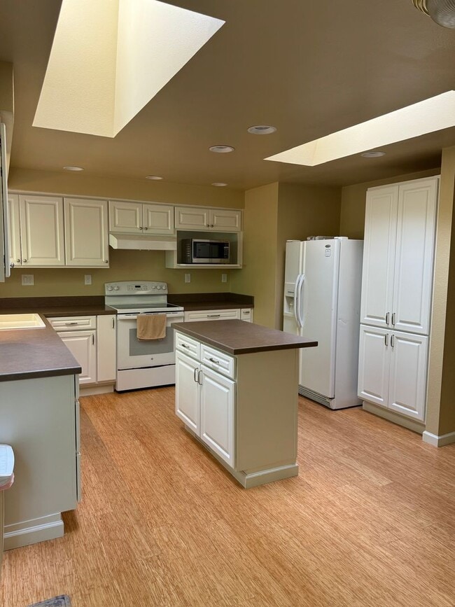 Building Photo - UPDATES GALORE with a private feeling