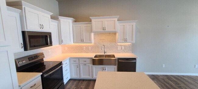 Foto del edificio - TWIN HOME IN SOUTH BISMARCK W/ HUGE 3 STALL GARAGE!