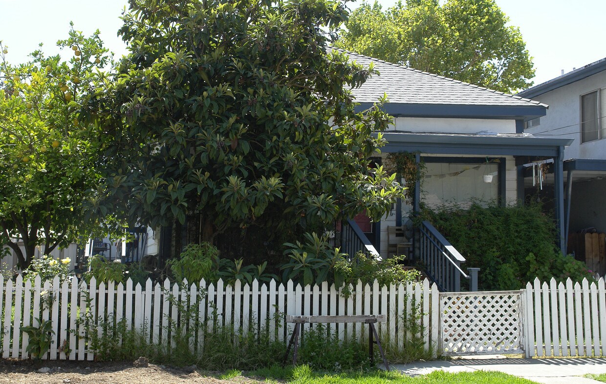 Building Photo - 616 Jones St