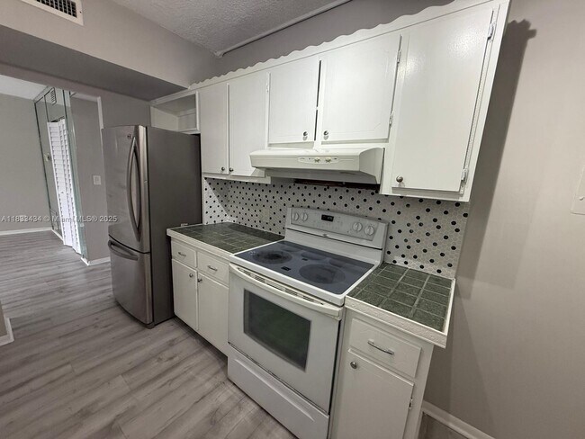 Building Photo - 4200 Hillcrest Dr