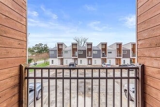 Building Photo - 113 Bayou St