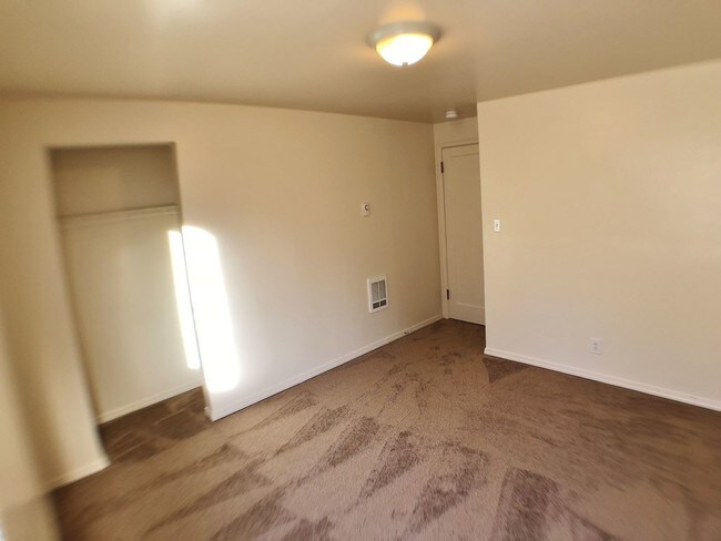 Building Photo - 3 br, 1 bath House - 1550 Bloomington Ave