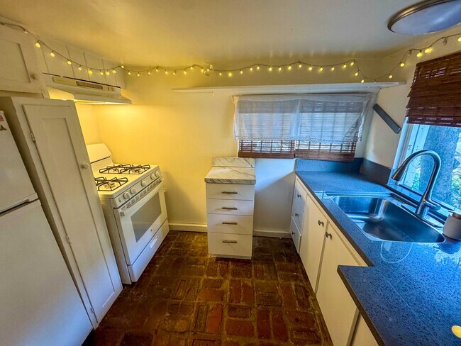 Foto del edificio - 3927 Las Flores Canyon Rd