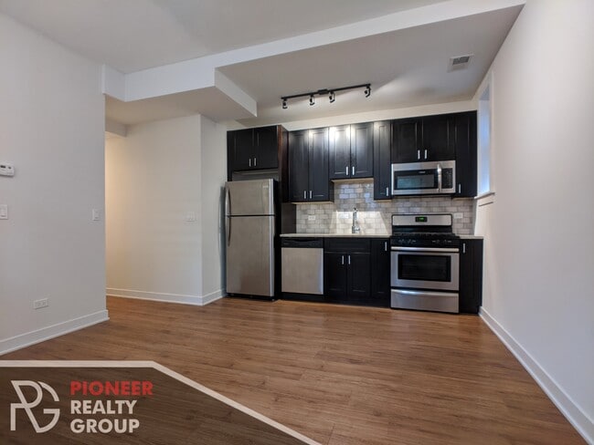 Building Photo - 2207 W Eastwood Ave