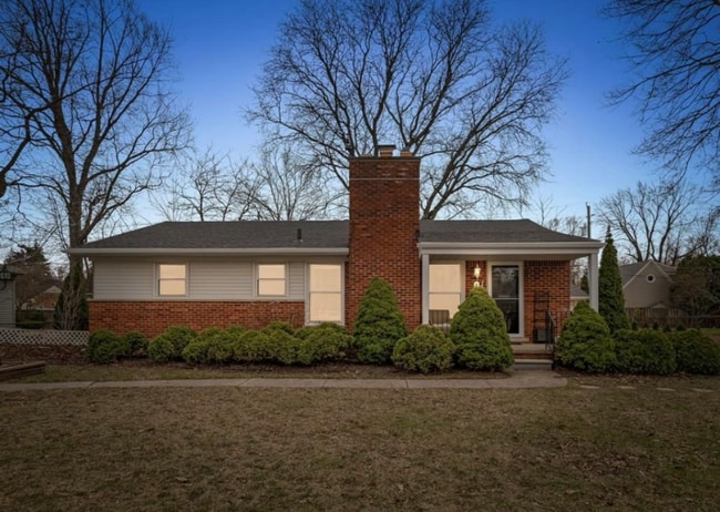 Building Photo - 1602 E Maple Rd