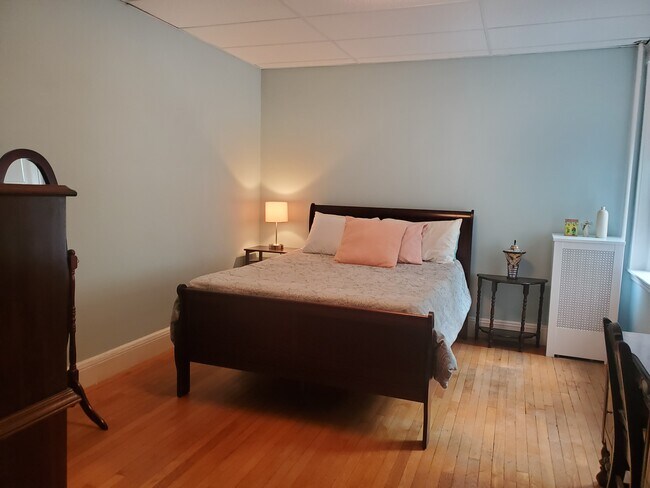 Room 1 - Large Room with Queen Bed, Nightstand, Dresser, Desk, and Large Closet. Spacious and Bright - 122 Sewall Avenue