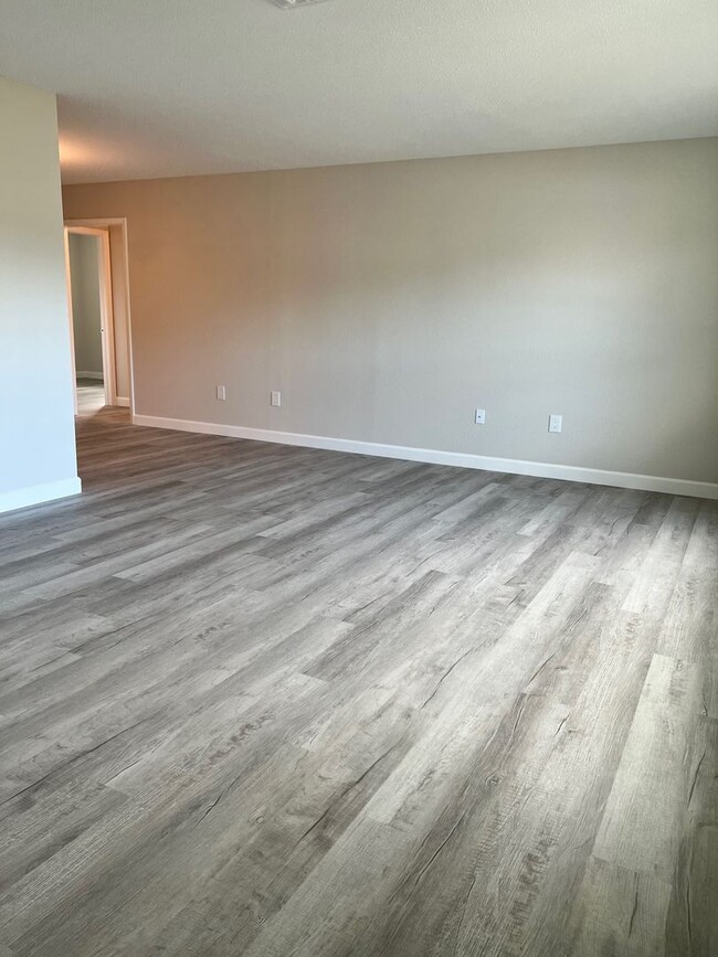 Building Photo - Venice, FL Newly Renovated 3BR/2BA/2CG Sin...