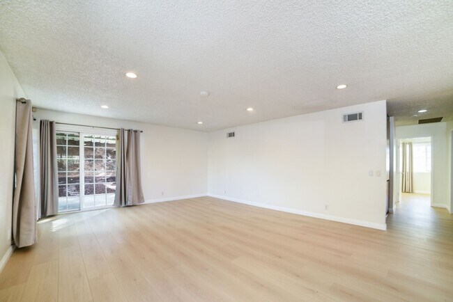 Foto del edificio - 1728 W Phillips Dr