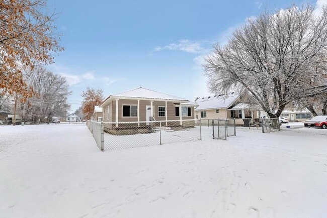 Building Photo - 910 Conant Ave