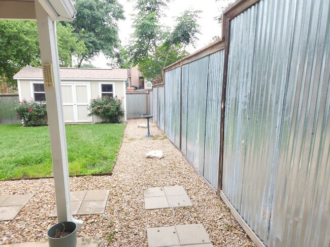 Foto del edificio - Super Cute 2 BR located in Live Oak with m...