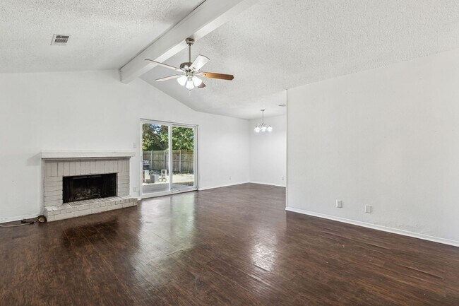 Building Photo - 3/2/2 on N. BELL Ave. In Denton. Private f...